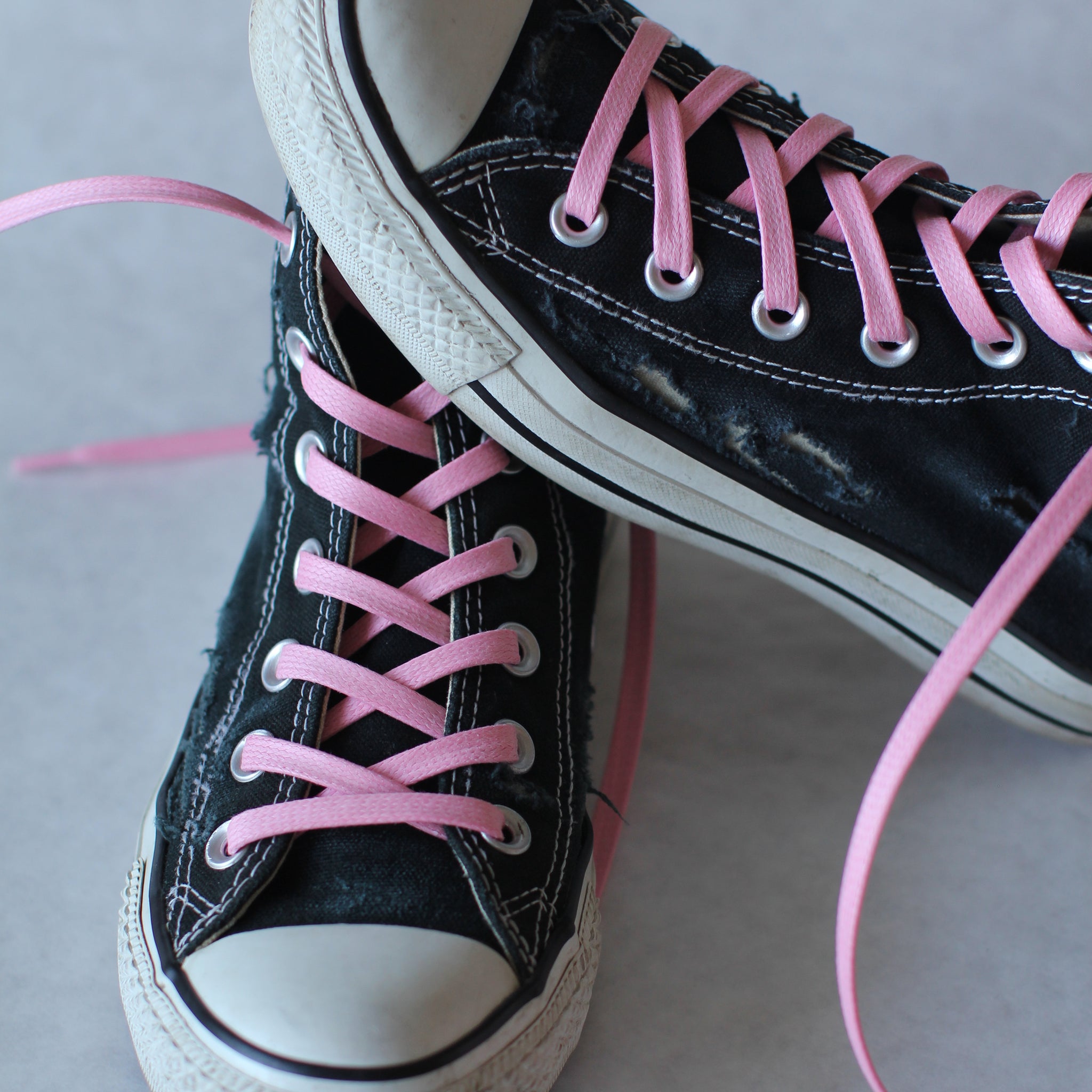 Black converse store pink laces